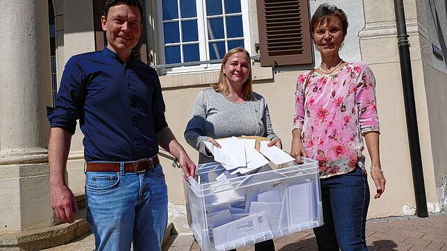 263 Stellungnahmen wurden nun laut Michael Wagenknecht, Angelina Wild und Simone Bernhart im Rathaus Bonndorf abgegeben. Foto: Stefan ...