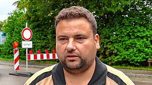 Landwirt Johannes Figel gibt ein Statement vor einer TV-Kamera ab. Figel war nach eigenen Angaben als Ersthelfer nach dem tödlichen ...
