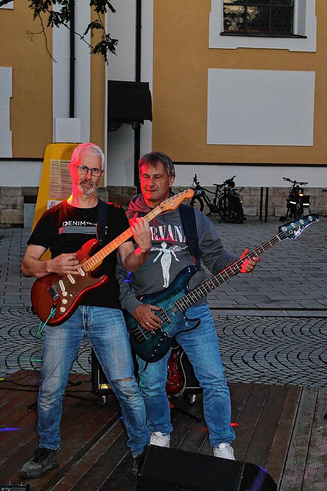 Bild 2: Raising Crown lässt Rocklegenden auferstehen