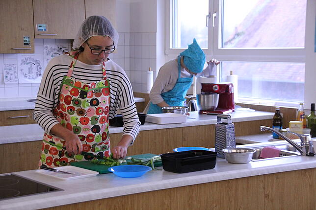 Training für Heiligabend (von links): Die beiden angehenden Fachkräfte Hauswirtschaft Anika Fritz und Andrea Will versuchen sich an ...