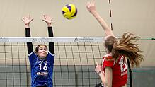 Felicitas Piossek (links) spielte gegen Stuttgart erstmals auf der Position Annahme außen. Auch sie konnte die bittere Heimniederlage ...