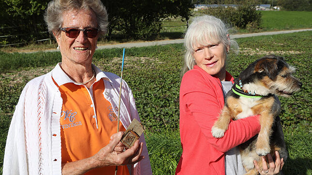 Notburg Ohlig (links) und Maria Schellhammer mit Merlin verstehen nicht, warum die Mausefallen ausgelegt werden.