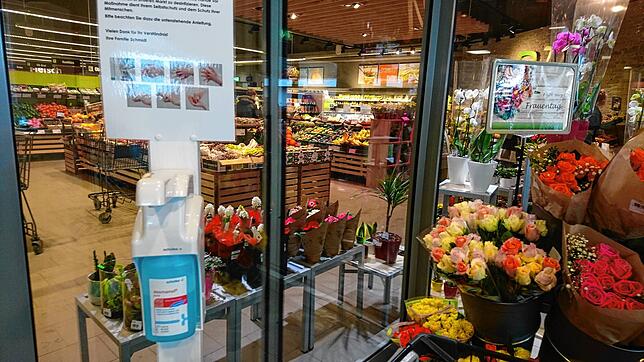 Während manche Kunden vorsorglich haltbare Produkte in großen Mengen einkaufen, sorgt auch der Schmidt&lsquo;s Markt in St.&nbsp;Blasien ...