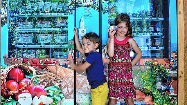 Kinderleicht ist die Bedienung der Automaten, Hanna und Jonas machen&lsquo;s vor am neuen Automaten, der im Gewerbegebiet in Überlingen ...