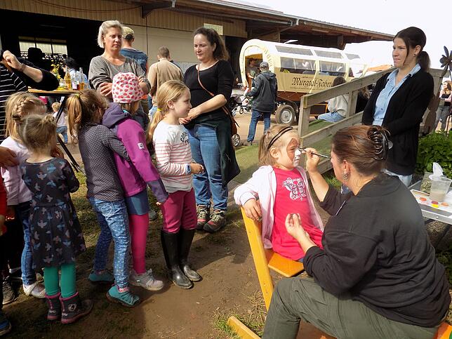 Stau vor dem Kinderschminken.