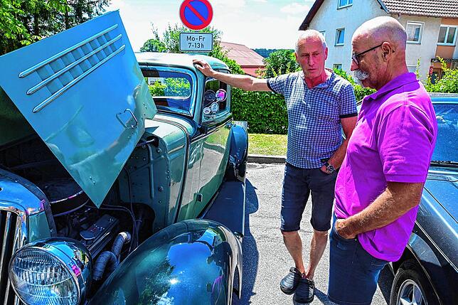 Ordentlich was unter der Haube hat der Graham Paige von Wolfgang Lehmann. Das 1934 gebaute Fahrzeug hat satte 350 PS. Roland Rottler ...