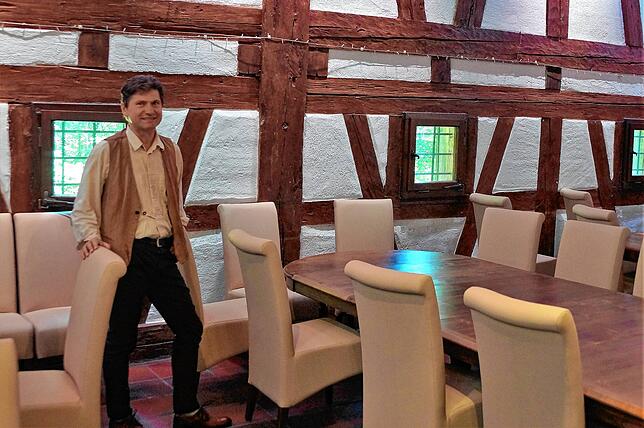 Michael Birnthaler, Bauherr und Vorsitzender von Eos, im Restaurant von Schloss Hohenfels, wo bereits die neuen Möbel eingetroffen sind.