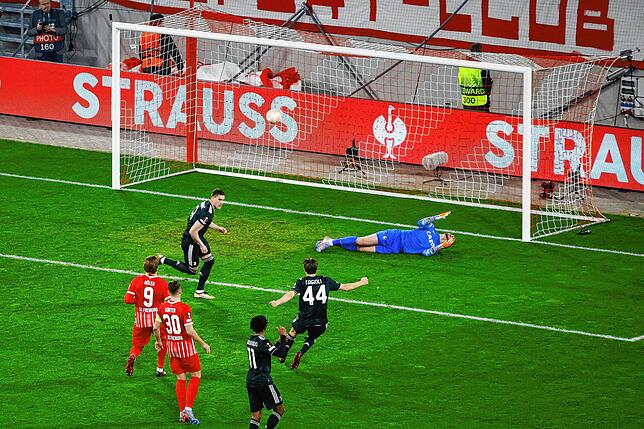Turins Dusan Vlahovic (M) dreht nach seinem Tor zum 0:1 gegen Freiburgs Torwart Mark Flekken jubelnd ab.