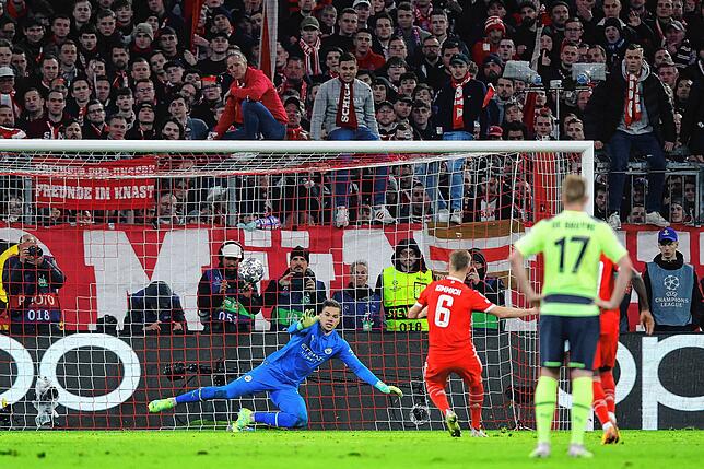 Münchens Joshua Kimmich (M) erzielt per Elfmeter zum 1:1.