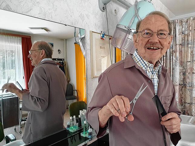 Helmut Frings arbeitet noch gern in seinem Salon. Denn auch so kann er Kontakt zu den Menschen im Ort halten.
