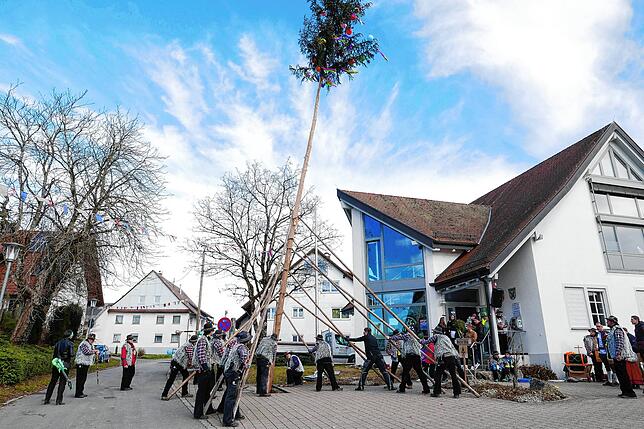 Bild 17: In Wittenhofen, Roggenbeuren und Limpach wird der Narrenbaum aufgestellt – Teil 1!
