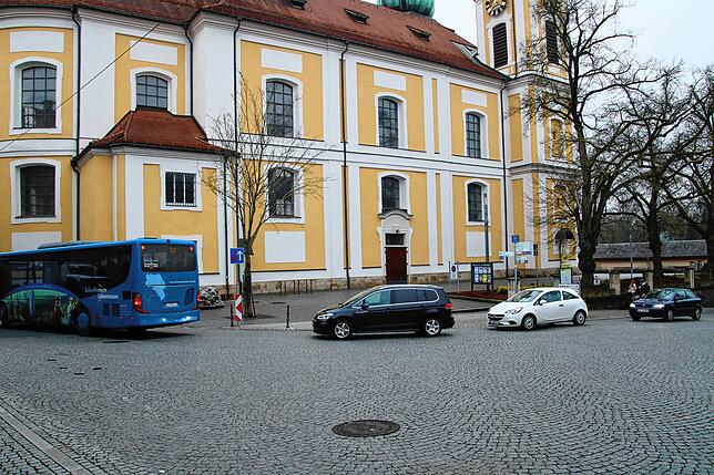 Da die Schilder teils schlecht zu sehen sind, wissen viele stadtauswärtsfahrende Autofahrer nicht, dass sie Vorfahrt haben. Rückstaus ...