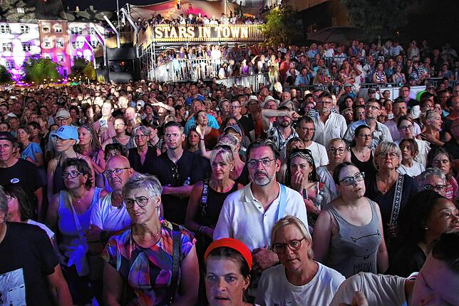 Am Finaltag des Festivals Stars in Town auf dem Herrenacker inmitten der Altstadt von Schaffhausen befubelten über 6000 Fans die ...