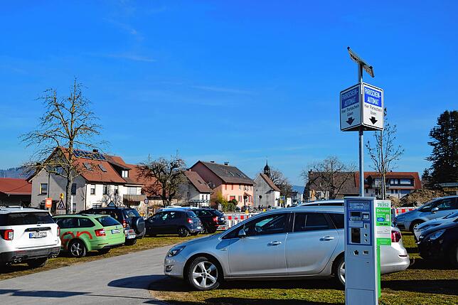 Bild 11: Reinfahren, suchen, scheitern, rausfahren: Massenweise Autos auf der Umleitung in Bodman und eine halbe Völkerwanderung vom Weilerkapellen-Parkplatz zum See