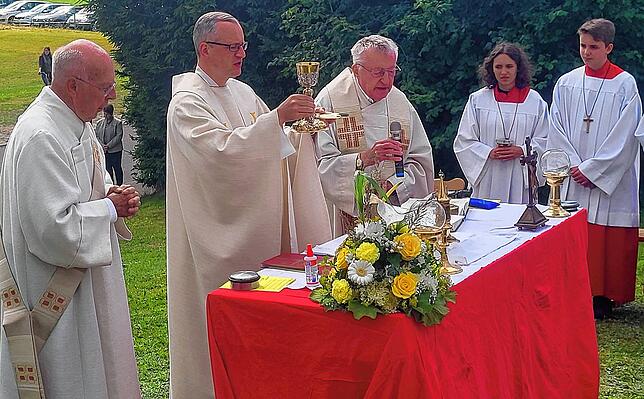 Diakon Bernd Lernhart, Dekan Stefan Schmid und Pfarrer im Ruhestand Willi Kirchmann (von links) beim Gottesdienst.