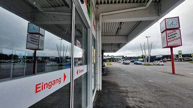 Die Zeit für das riesige, ehemalige Real-Gebäude an der Bregstraße ist abgelaufen. Es soll abgerissen werden und Edeka plant an dieser ...