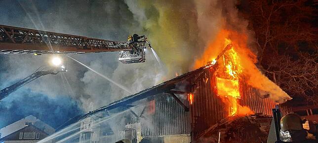 Bild 3: Großeinsatz beim Brand in Dettighofen – das sind Bilder