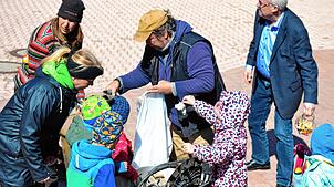Nach dem Sammeln galt es, den Müll für die Entsorgung zu trennen. Dabei helfen die Kinder des Waldkindergartens Adlernest fleißig mit. ...