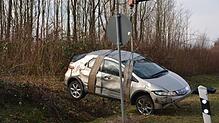 Landete in der Böschung an der B 31: Ein schwer beschädigter Honda nach einem Unfall am Montagmorgen.