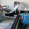 Einige freiwillige Mitarbeiter des Rehaklinikums sorgen mit Pinsel und Farbe für ein schöneres Arbeitsumfeld.