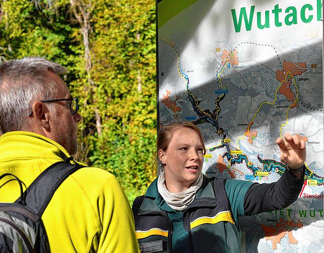 Rangerin Mareike Matt erklärt Besuchern die Besonderheiten im Naturschutzgebiet Wutachschlucht.