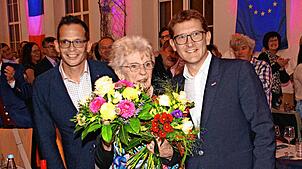 Jacqueline Hoffmann auf einem Archivfoto zusammen mit Bürgermeister Heiko Wehrle aus Vöhrenbach (links) und  Cédric Bôle aus Morteau ...