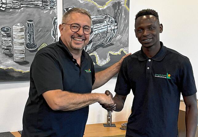 Stengelin-Chef Herbert Kopp gratuliert Mohamed „Momo“ Sinayoko zur bestandenen Gesellenprüfung. Momo hat inzwischen eine feste Stelle im ...