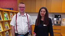 Die Mitarbeiter der Bibliothek, Tharsi Berling und Heike Maier, haben an der Buch-Bar Himbeer-Bowle und Cocktails für die Gäste ...