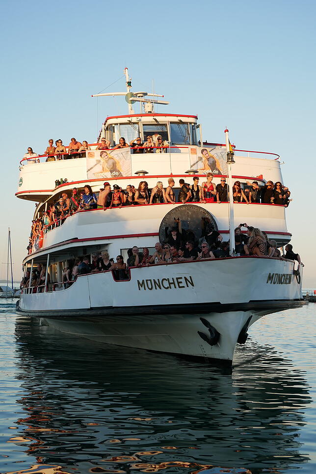 Um kurz vor 21 Uhr, pünktlich zum Einlaufen des knapp 60 Meter langen Partyschiffes, versammelten sich viele Schaulustige am Pier 9 im ...