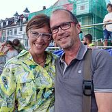 Barbara Beckers und Rüdiger Both (v.l., beide aus Konstanz) sind als große Fans bereits zum dritten Mal auf einem Seven Konzert. Sie ...