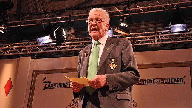 Baden-Württembergs Ministerpräsident Winfried Kretschmann (Grüne) bei seinem Auftritt als Beklagter des Stockacher Narrengerichts im ...