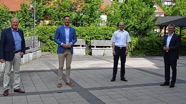 Marcel Klinge (MdB) (Zweiter von links) und Frank Bonath (rechts) informierten sich bei Wirtschaftsförderer Gunnar von der Grün (links) ...