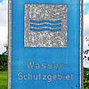 Die Stadt Stühlingen will ihre Wasserschutzgebiete ausweiten. Das Archivbild zeigt ein Schild auf der Oberen Alp.