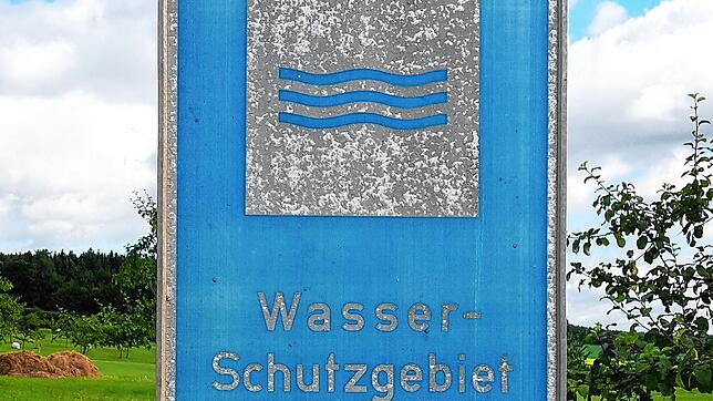Die Stadt Stühlingen will ihre Wasserschutzgebiete ausweiten. Das Archivbild zeigt ein Schild auf der Oberen Alp.