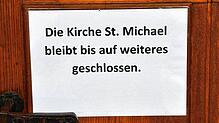 Zettel an den Türen weisen auf die Schließung der Kirche hin. Bild: Heinz Vollmar