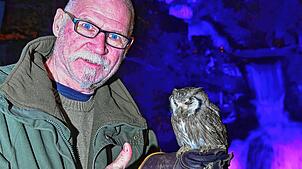 Achim Häfner mit „Merlin“. Dem Mini-Greifvogel machte der Trubel nichts aus. Bild: Roland Sprich