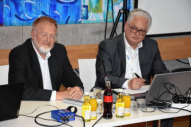 Geschäftsführer Peter Kaiser vom Reha-Klinikum Bad Säckingen (links) und Projektleiter Antonius Junker von der Gesellschaft für ...