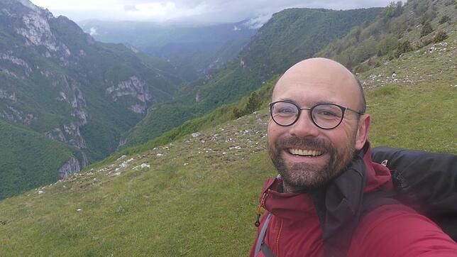 Der Blick vom 2062 Meter hohen Berg &sbquo;Krvavac&lsquo; im jungalpidinischen Dinariden-Gebirge des Balkans mit etlichen Buchen-Urwäldern.