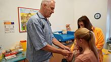 Der Wehrer Kinder- und Jugendarzt Jochen Sperling impft 2020 – noch am alten Praxisstandort in Wehr – ein Kleinkind. Derzeit ist seine ...