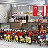 Viel Beifall erhalten die 15 teilnehmenden Mannschaften beim Internationalen Blumberger Eichbergcup bei ihrer Präsentation in der ...
