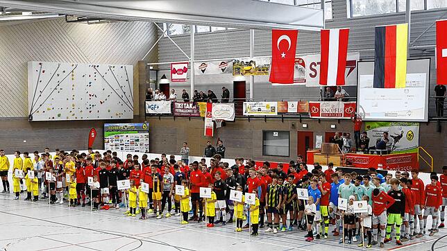 Viel Beifall erhalten die 15 teilnehmenden Mannschaften beim Internationalen Blumberger Eichbergcup bei ihrer Präsentation in der ...