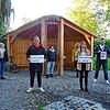 Susanne Steidinger vom Fachbereich Bildung, Anneli Biewald und Eva-Maria Beller von Abteilung für Jugend (hinten von links) sowie Leon ...