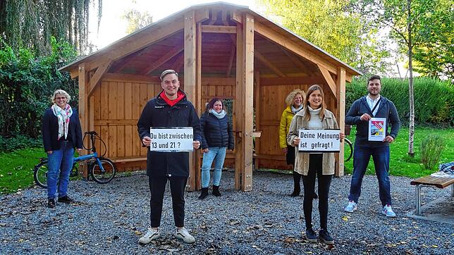 Susanne Steidinger vom Fachbereich Bildung, Anneli Biewald und Eva-Maria Beller von Abteilung für Jugend (hinten von links) sowie Leon ...