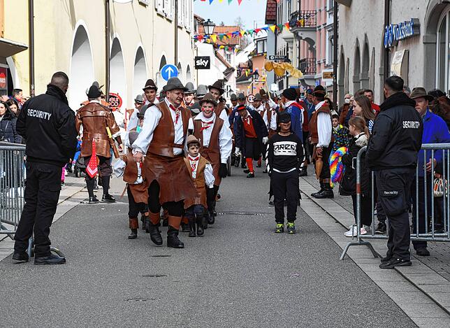 Bild 37: Bilder vom Narrenbaum-Umzug in Stockach mit Schaulustigen