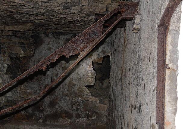 Mit Licht erkennt man im hinteren Bereich einen Durchbruch in der dort angelegten Mauer, die einst den Eiskeller begrenzte.