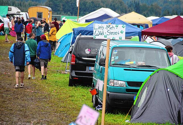 Das aufgeweichte Geläuf auf der Campingwiese.