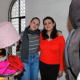 Hüte und Genähtes boten die Schneiderinnen in der ganztägigen Ausbildung, hier Maria-Greta und Melina, an. Der Erlös fließt in die ...