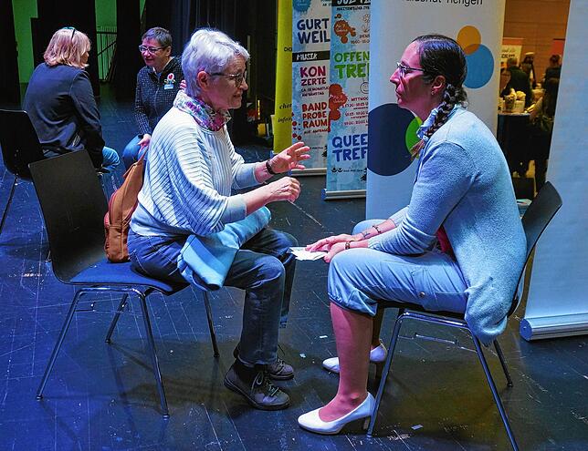 Austausch über Demokratie: Stadträtin Claudia Linke (vorne links) und die Hochbauamtsleiterin Carmen Urban beim Speed-Dating.