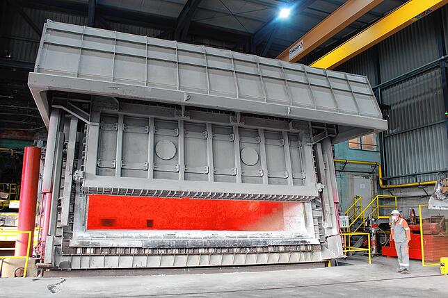Der große Herdofen, in dem Aluminiumschrott bei einer Temperatur von über 700 Grad eingeschmolzen wird.