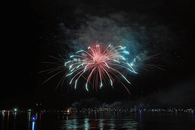 Bild 6: Konstanzer Seenachtfest 2024 - Jetzt knallt's! Das Feuerwerk am Bodensee bringt Zuschauer zum Staunen